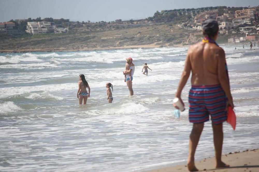 Los arenales de la capital están abiertos al baño desde hoy, sin franjas horarias y con menos medidas de seguridad de las anunciadas por el Ayuntamiento.