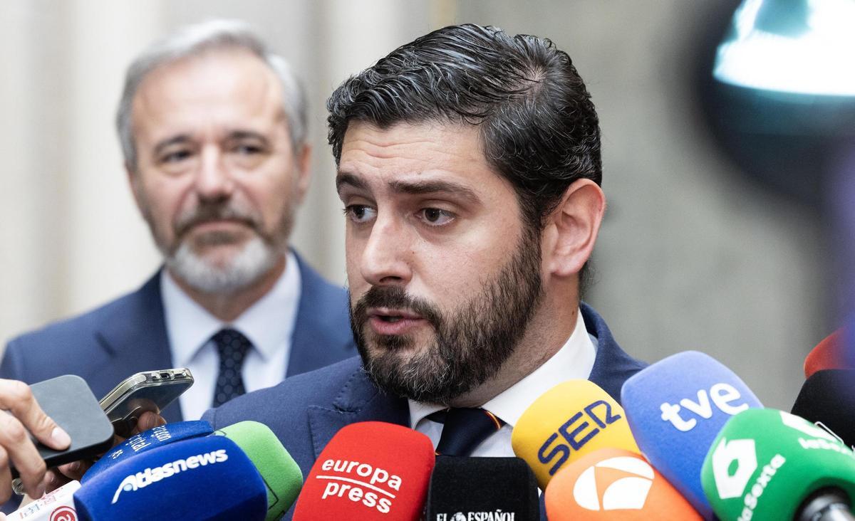 El líder de Vox en Aragón, Alejandro Nolasco, atiende a los medios de comunicación el pasado miércoles.