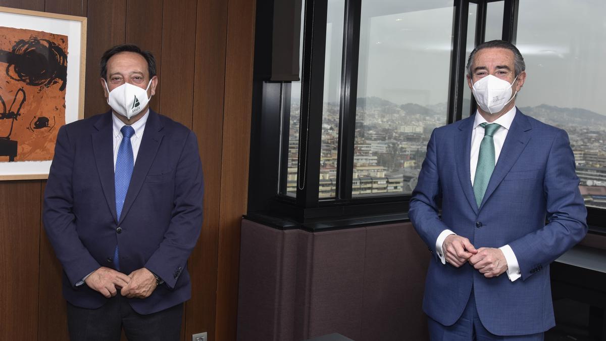 El director de Negocio de CaixaBank y el presidente nacional de Asaja han firmado el convenio