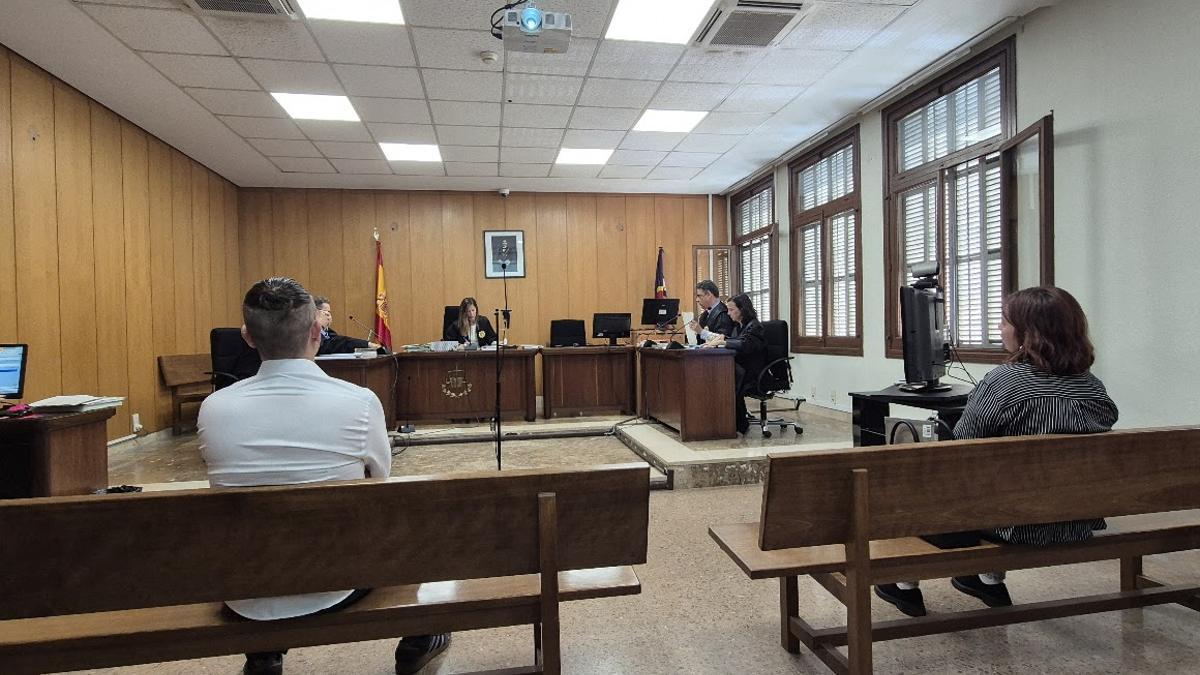 Los padres de la niña, separados, durante el juico por malos tratos a su hija en los juzgados de Palma