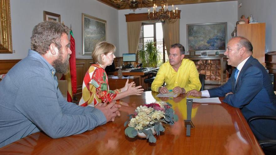 Un momento de la reunión de los alcaldes de Vecilla y Morales con el presidente y el vicepresidente de la Diputación.