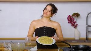 Rosalía muestra cómo le ha quedado su tortilla de patatas.
