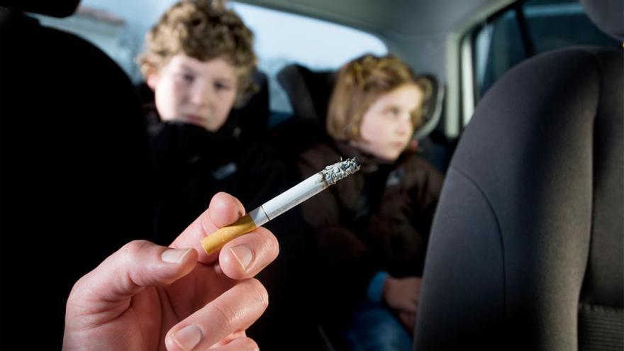 El tabaco en los coches con niños puede tener los días contados