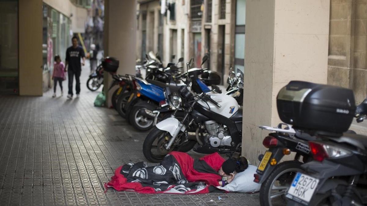 zentauroepp40326110 barcelona 28 09 2017 ambiente en las calles del raval a la h170928173354