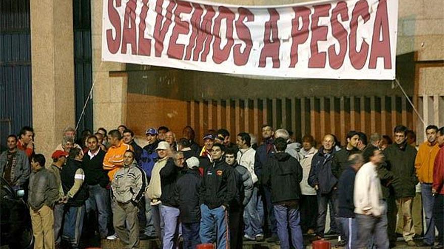 El grupo de armadores se concentró ayer en O Berbés a partir de la una de la madrugada.