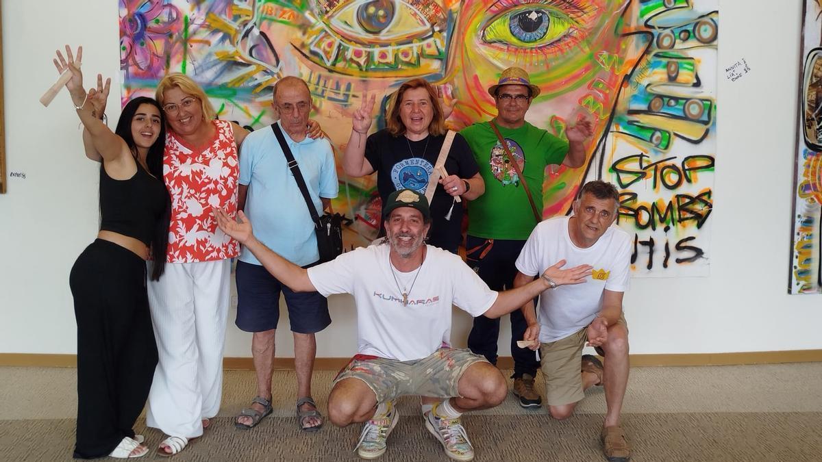 Un grupo de aficionados al arte visitan la exposición 'Boke en tu Bloke' que acoge el Club Diario de Ibiza