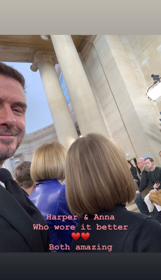 Harper Seven en el desfile de su madre en Londres junto a David Beckham