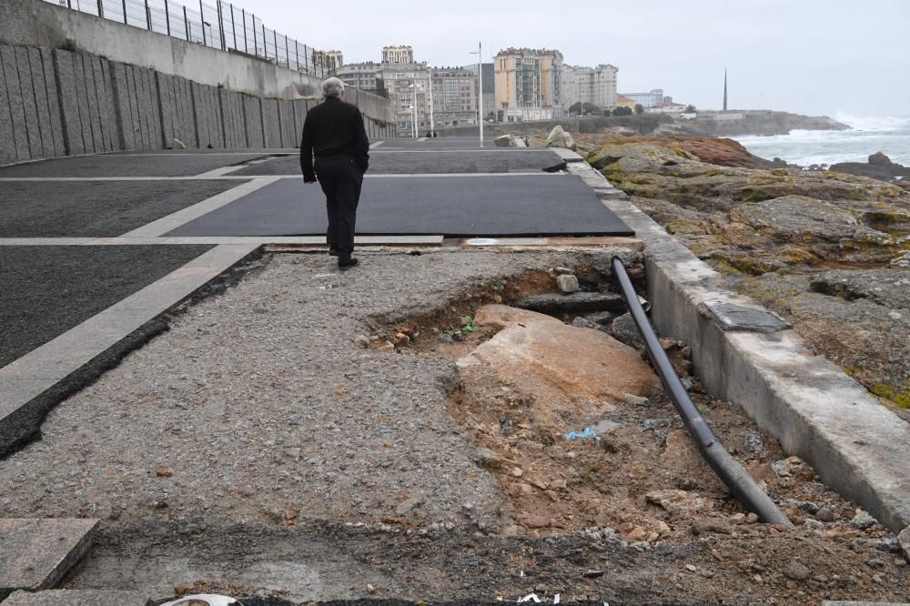 Daños en A Coruña por las olas en alerta roja