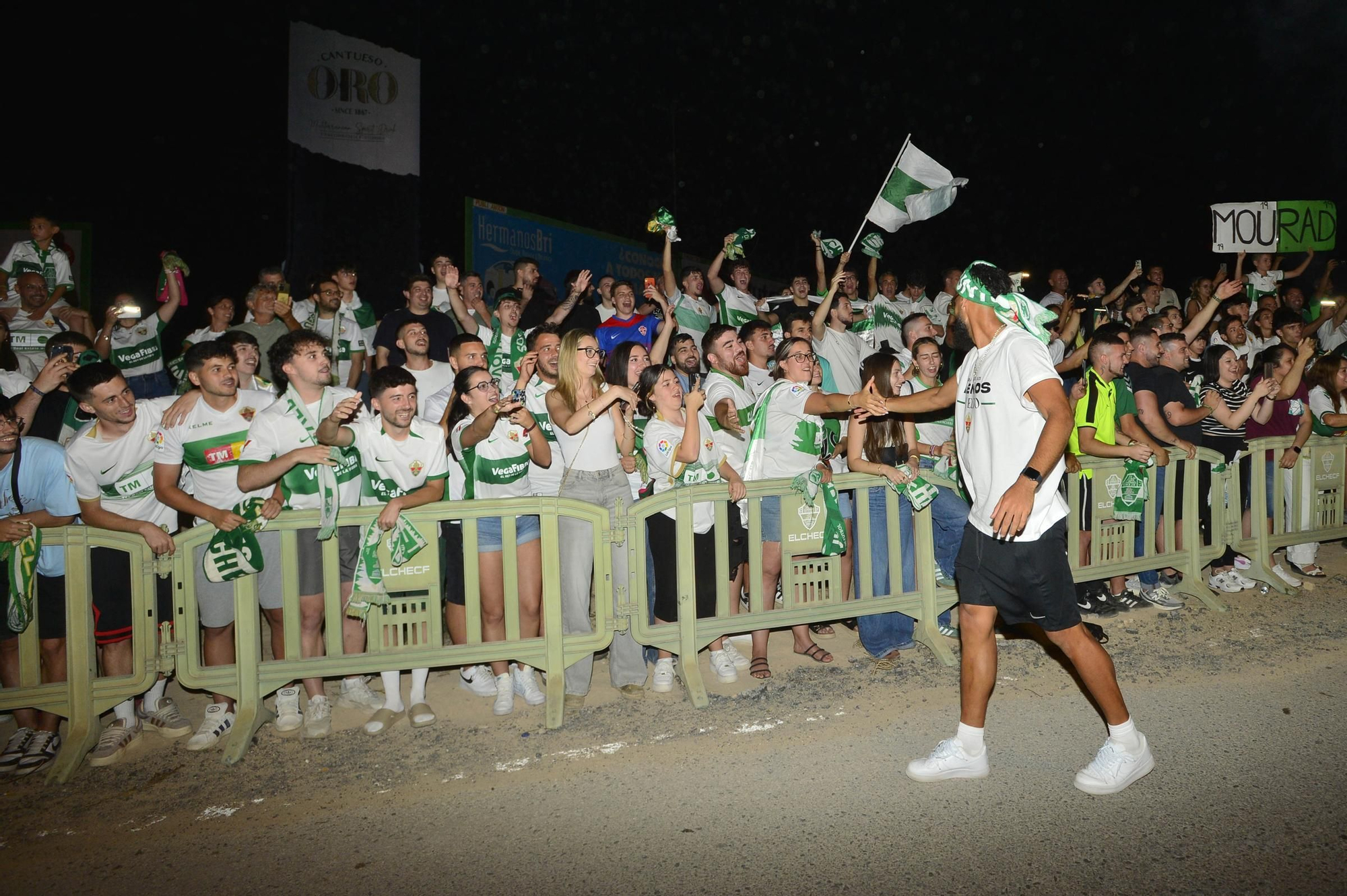 La afición del Elche recibe a los héroes del ascenso a su llegada al Martínez Valero