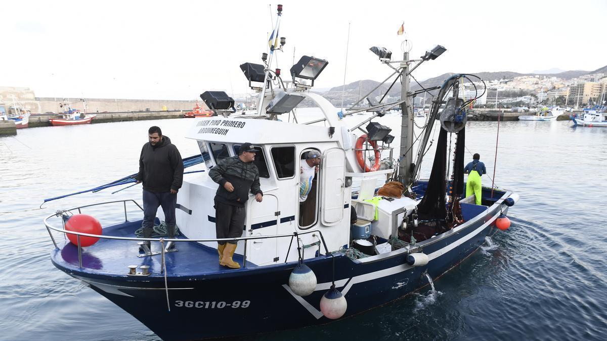Pescadores en un puerto de Canarias.
