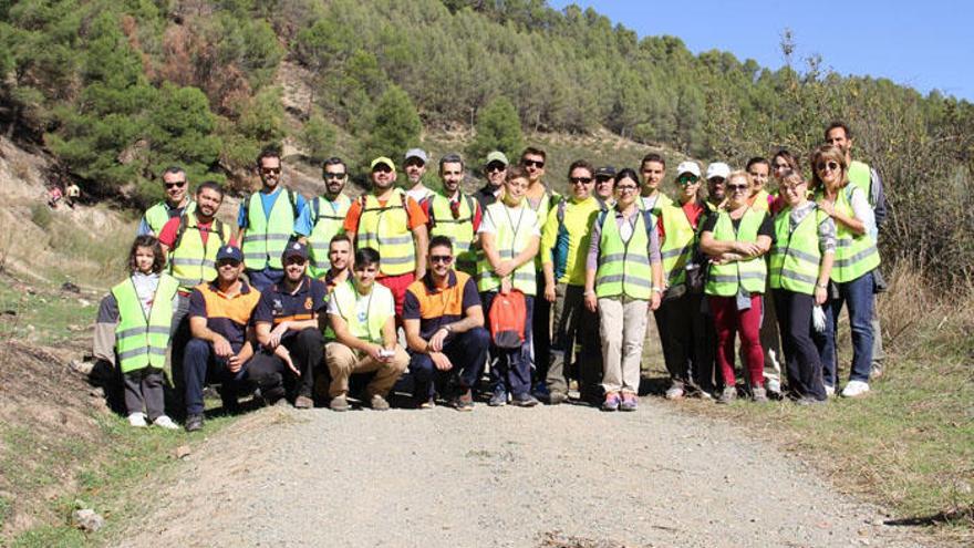 Foto de familia de los voluntarios participantes en la limpieza del arroyo.