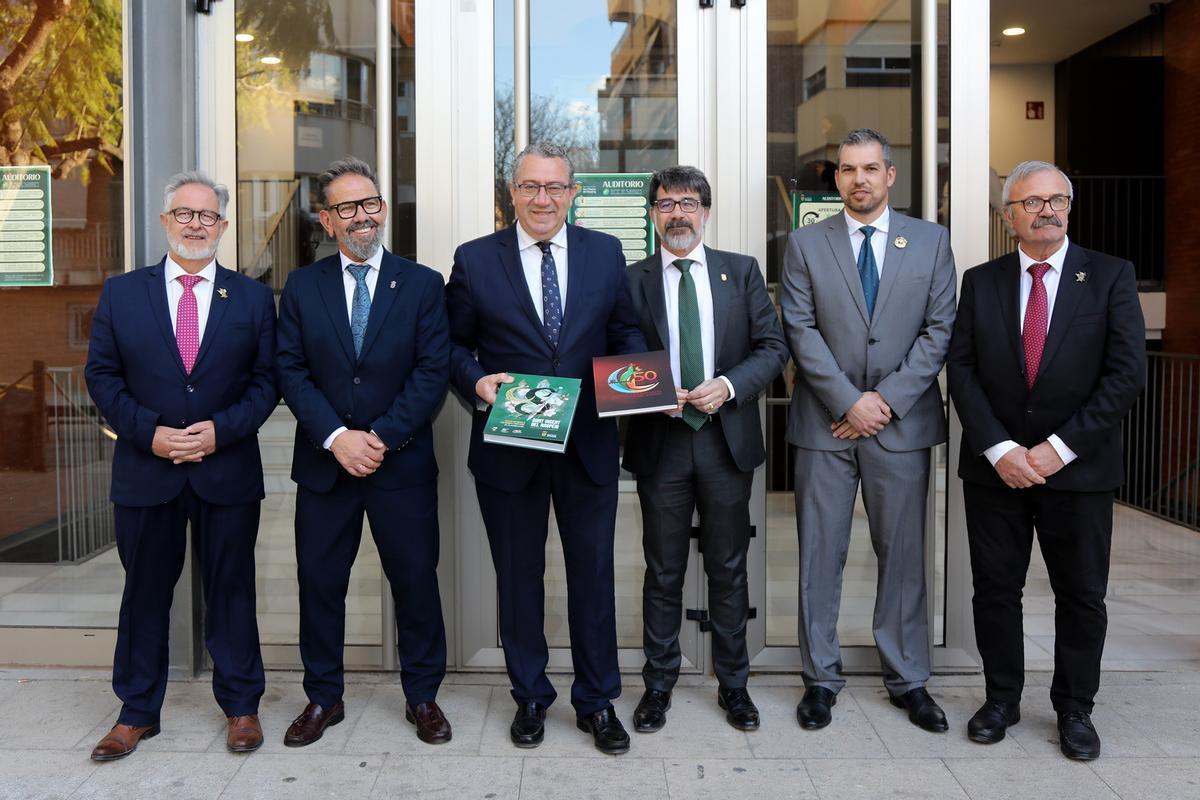 El presidente de la Diputación y el alcalde de San Vicente, en la presentación el documental