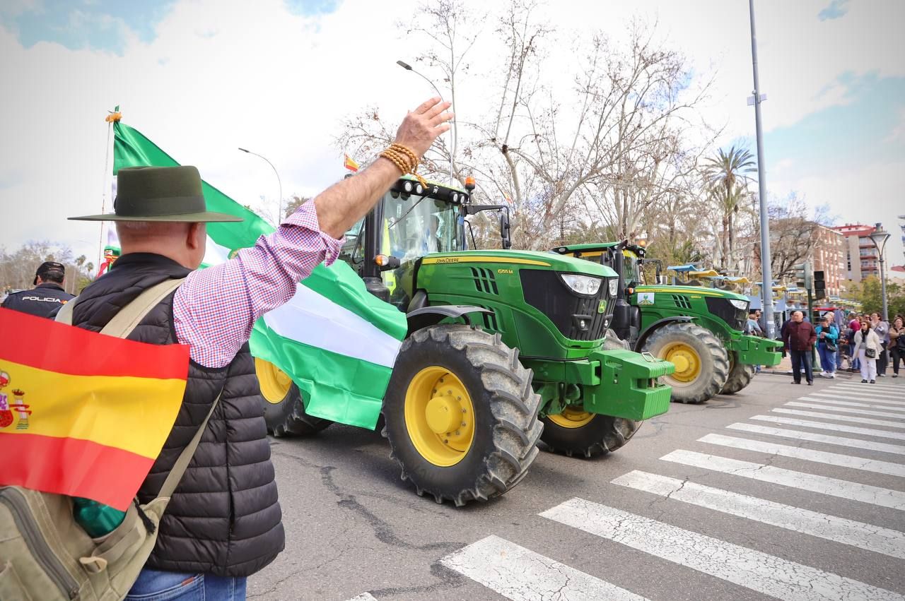 Una tractorada entra en la capital cordobesa para exigir mejoras en el campo