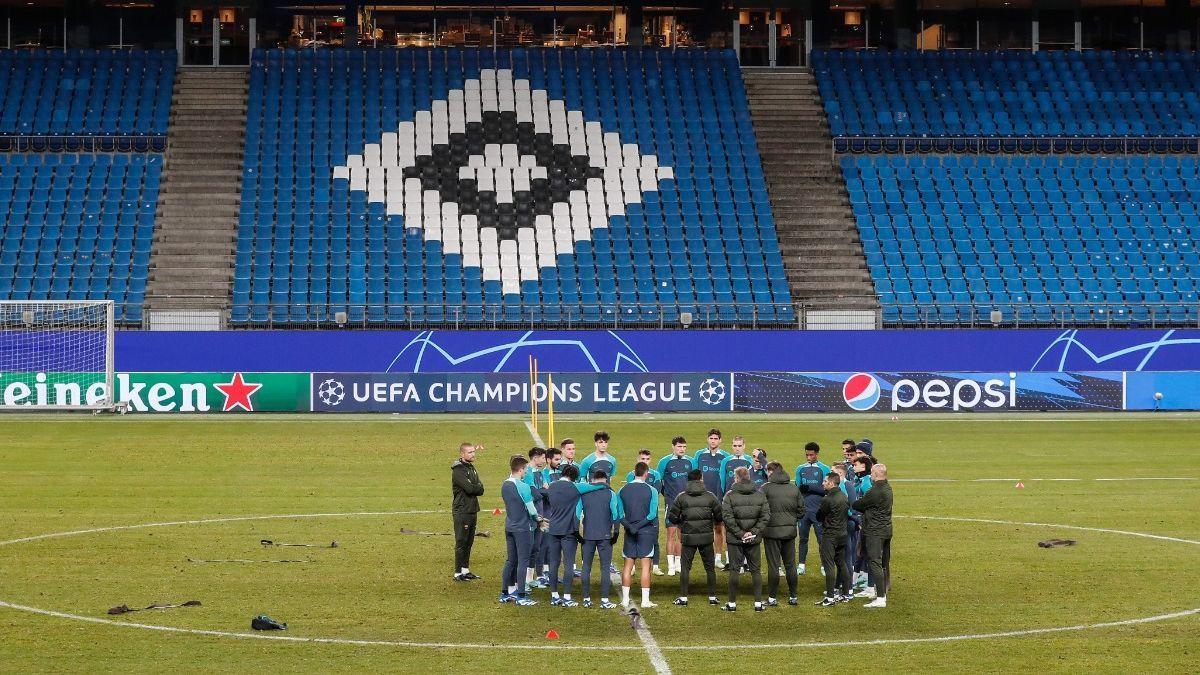 Reunión de los jugadores del Barça sobre el césped