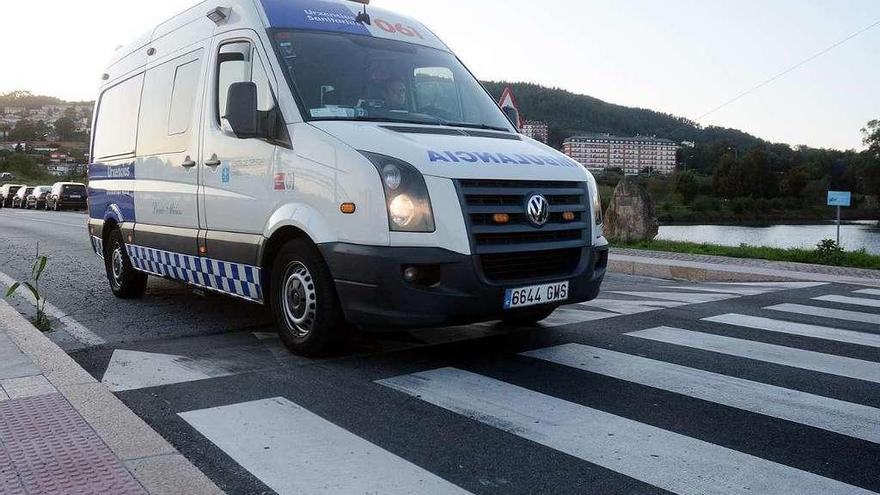 Una ambulancia pasa por un &quot;lombo&quot; en una carretera de Pontevedra. // Rafa Vázquez