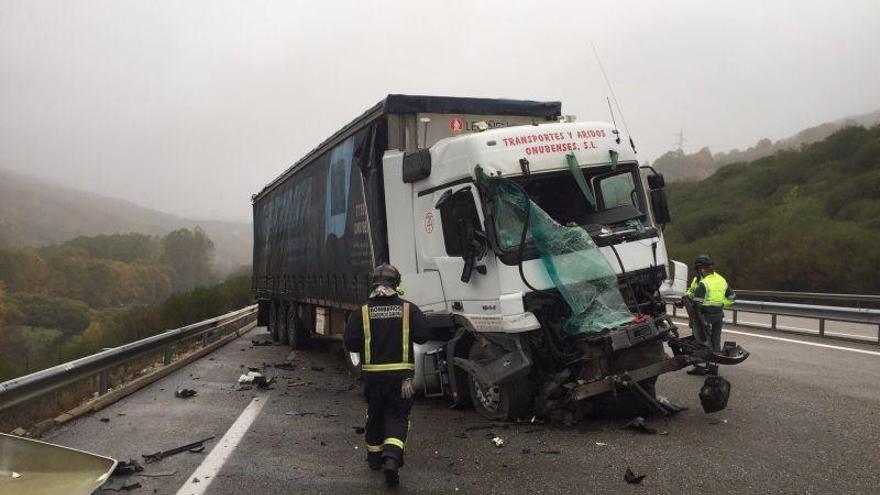 Camión accidentado en la A-52