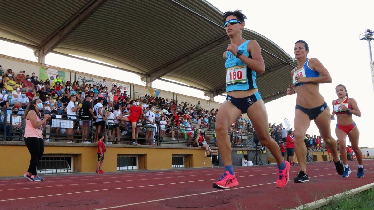 Prueba absoluta femenina del XXXI Cross de Monesterio en el verano de 2.021