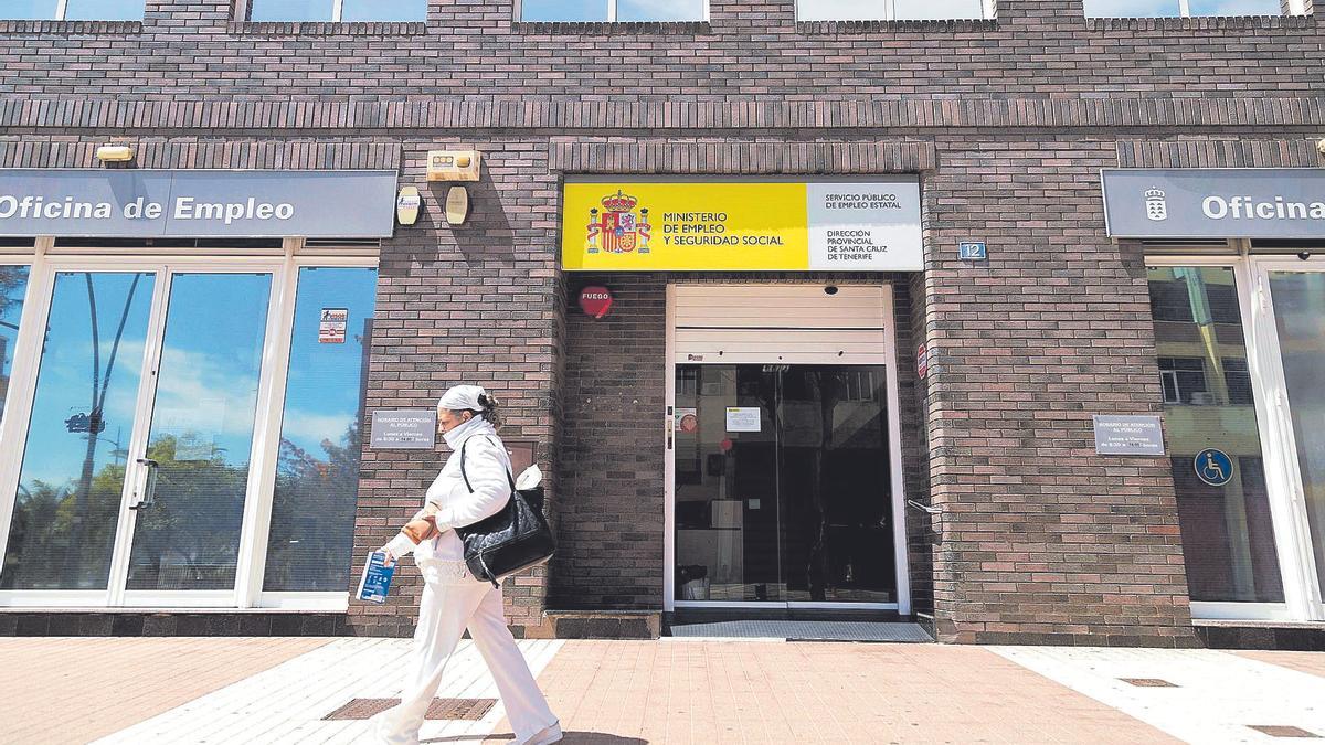 Una mujer pasa delante de una oficina de empleo.