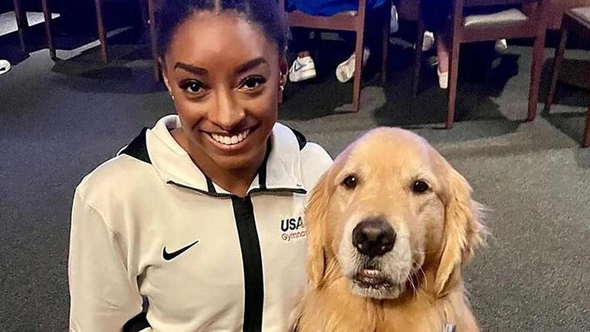 La gimnasta Simone Biles con el perro 'Beacon', que le ayudó con el estrés