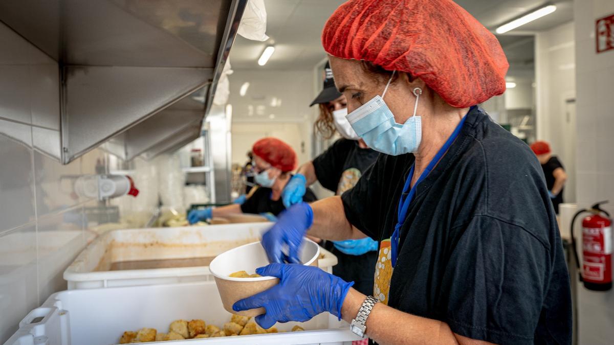 Voluntarias de World Central Kitchen preparan comida para los reugiados afganos