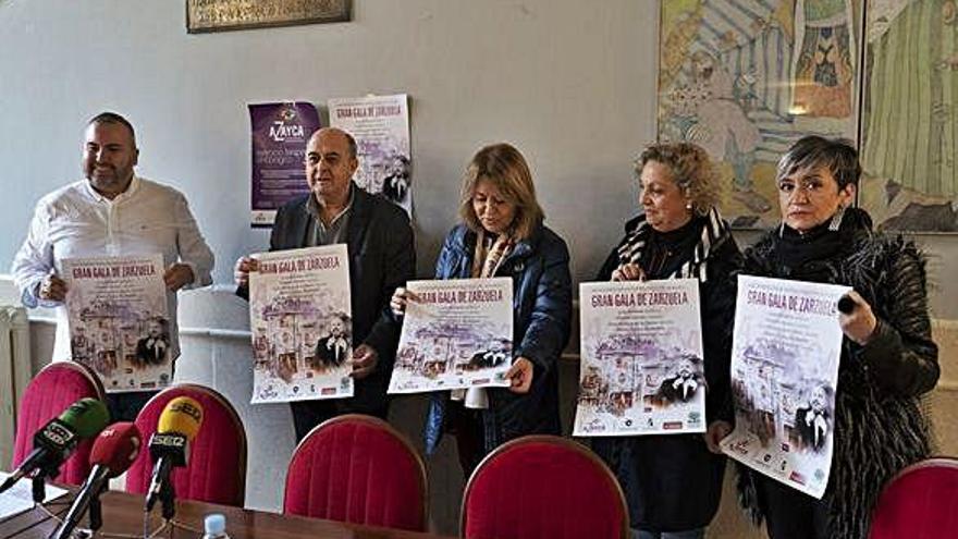 Los protagonistas del concierto y los patrocinadores posan con el cartel del evento.