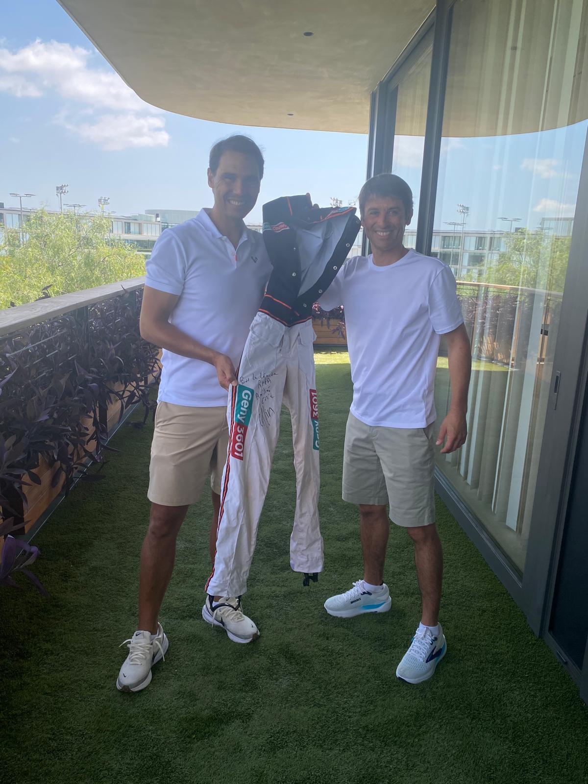 Eric Rafiin le entrega su casaca a Rafa Nadal.
