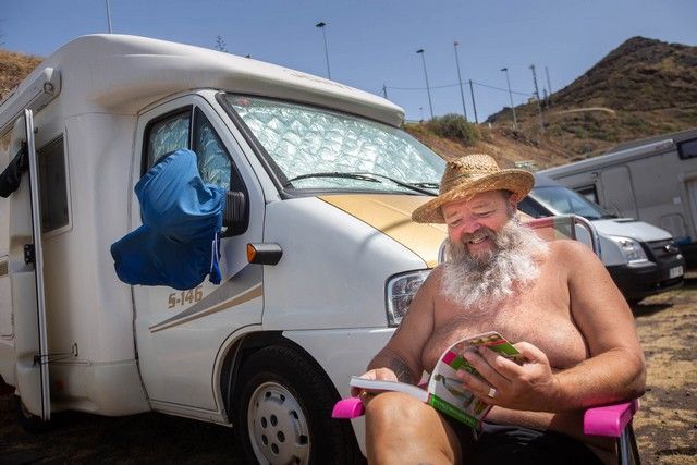 Caravanistas instalados en la zona de aparcamiento de la playa de Las Teresitas