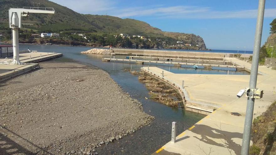 La riuada de Molinàs embossa el port de Colera de sediments