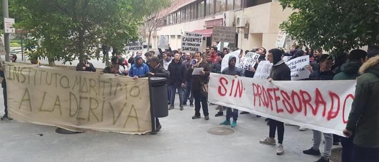 Un momento de la concentración de los alumnos ayer por la mañana en las puertas de la Conselleria de Agricultura en Alicante.