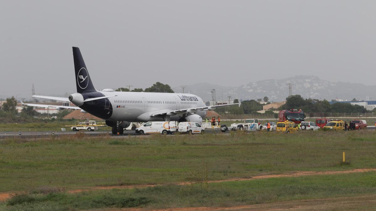 Avión bloqueando la pista de aterrizaje del aeropuerto de Ibiza