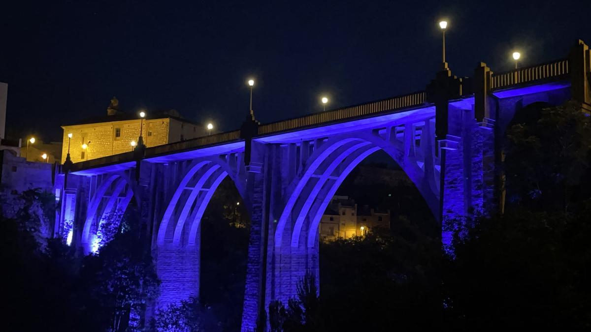 Ontinyent ilumina de morado el puente de Santa Maria y la “Ruta de les Xumeneres” con motivo del Día Mundial del Autismo
