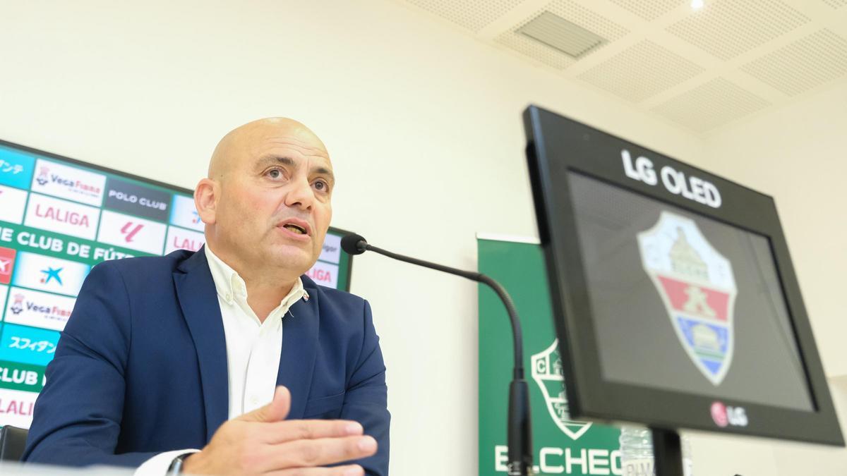 Chema Aragón dando explicaciones, el día de su presentación como nuevo director deportivo del Elche