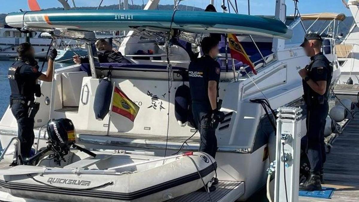 Agentes de la Policía Nacional inspeccionan un barco tomado por okupas en el puerto de Vigo.