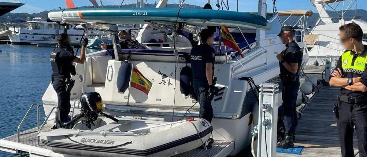 Agentes de la Policía Nacional inspeccionan un barco tomado por okupas en el puerto de Vigo. Agentes de la Policía Nacional inspeccionan un barco tomado por okupas en el puerto de Vigo.
