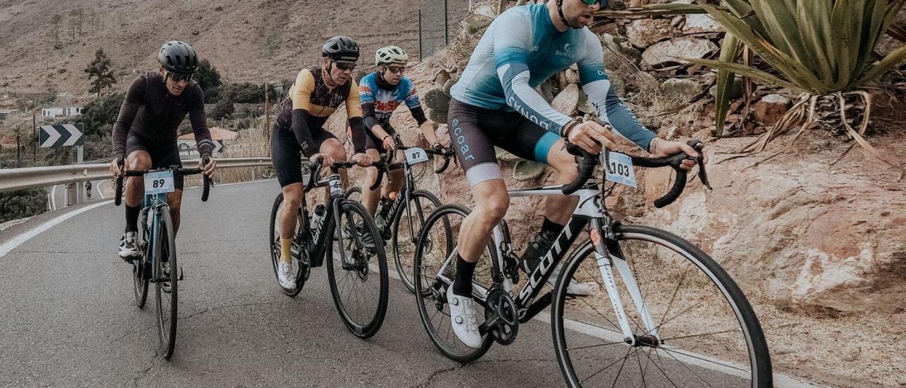 Cuatro ciclistas en plena ascensión al pueblo de Ayagaures. |