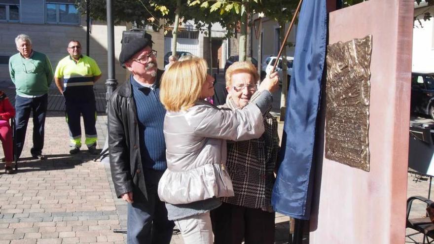 Arriba, a la izquierda, Amparo Antuña y Luelmo, con los bocetos; a la derecha, Fala y su hermana Encarna Blanco, en el acto. Junto a estas líneas, la Rondalla de Noreña, que amenizó el homenaje con sus canciones.