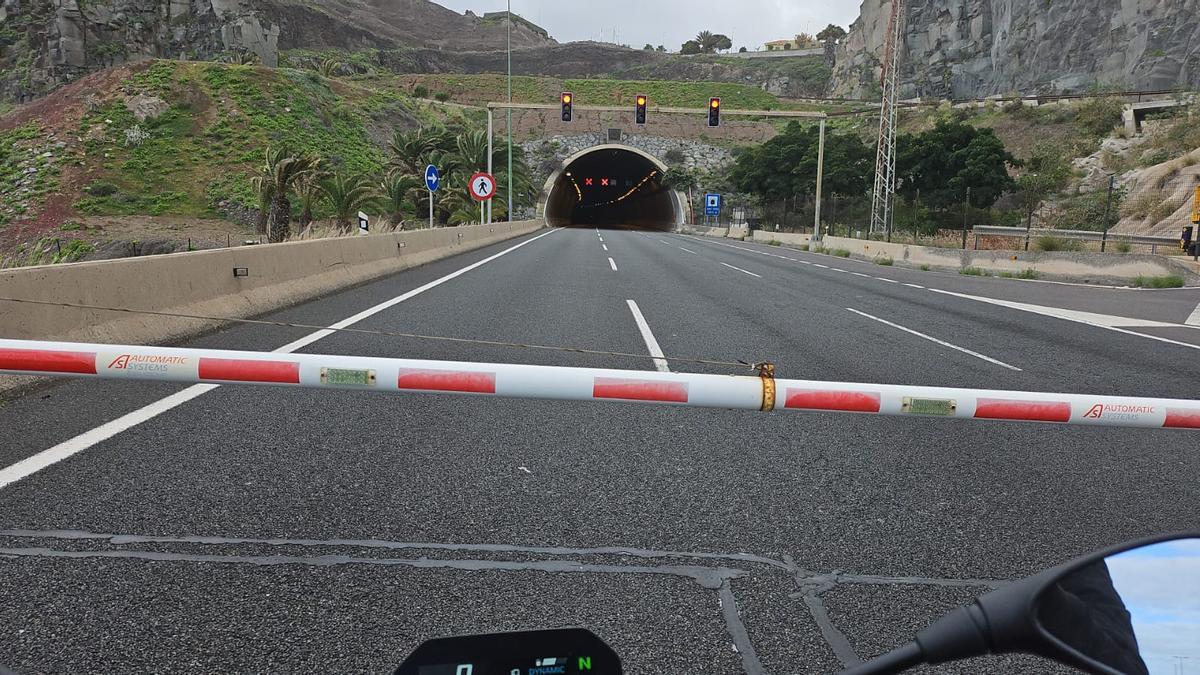 Imagen del túnel de Adolfo Cañas (La Laja) cerrado al tráfico