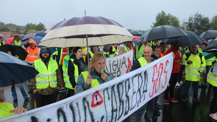 Més de 100 veïns tallen la carretera C-15 farts dels talls d’aigua a Cabrera d’Anoia: «És insostenible»