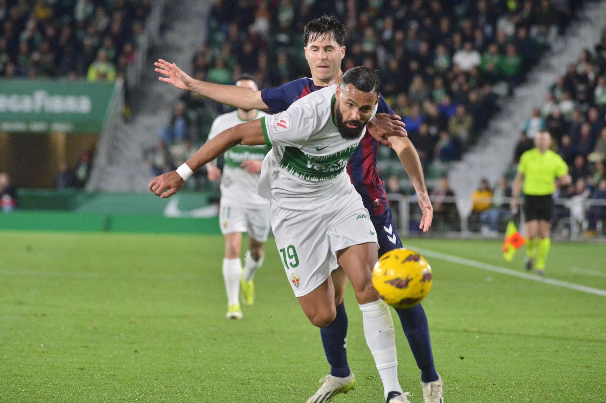 El Elche choca contra una muralla