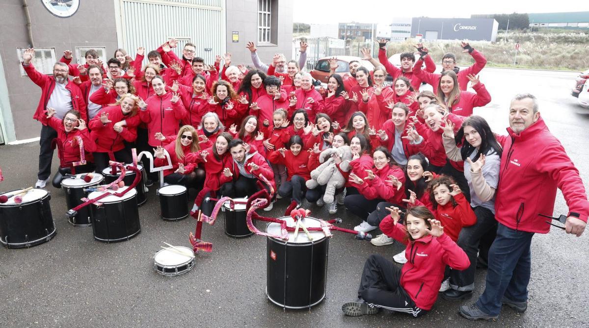 Foto de familia de la charanga «Los Tardones», en un ensayo en una nave en Tremañes.  | ÁNGEL GONZÁLEZ