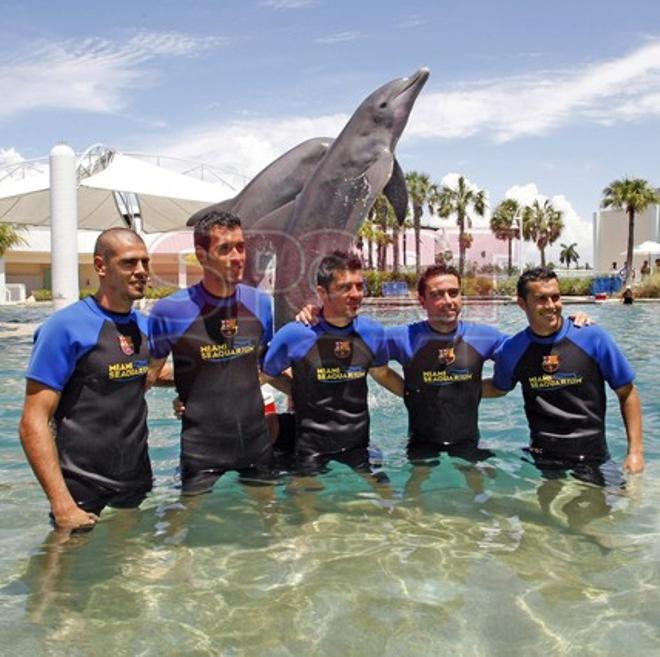 Los jugadores del Barça se divirtieron con los delfines