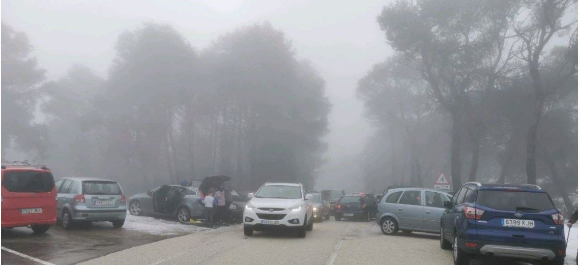 Unos 300 vehículos bloquean una maquina quitanieves en Sierra Aitana