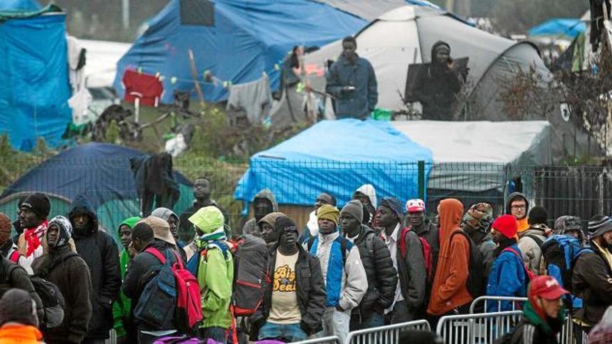 Els immigrants van formar llargues cues al centre de recepció on esperaven que els donessin una destinació