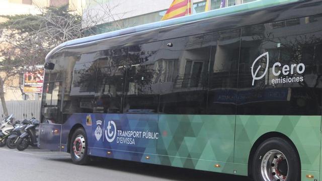 Presentación de la flota de buses más sostenibles en el Consell de Eivissa. | CONSELL DE EIVISSA