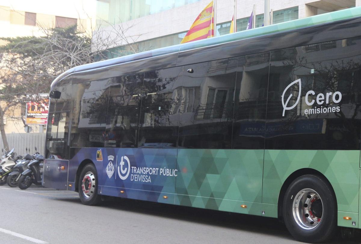 Presentación de la flota de buses más sostenibles en el Consell de Eivissa. | CONSELL DE EIVISSA