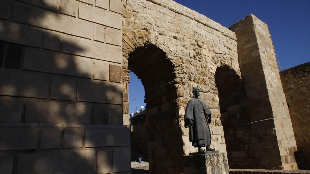 Estatua de Ibn Hazm en la Puerta Sevilla de Córdoba.
