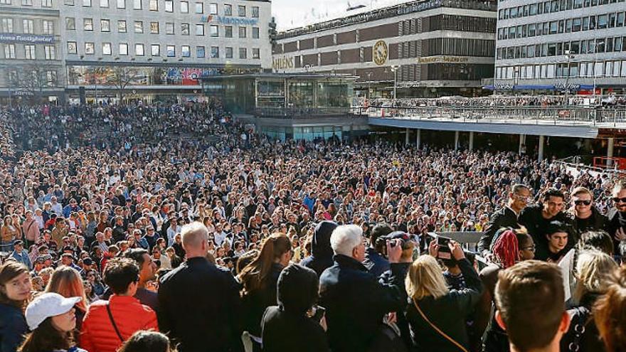 Cientos de seguidores, ayer en el centro de Estocolmo.  // Drik Persson