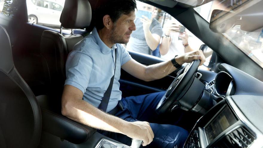 Mateu Alemany llega a las oficinas del Valencia CF y espera a Anil Murthy