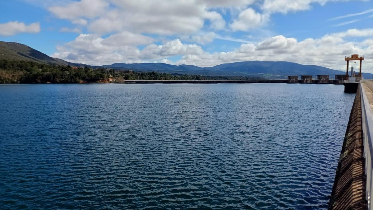 El embalse de El Grado, al 99% de su capacidad, es uno de los que ha desembalsado este fin de semana.