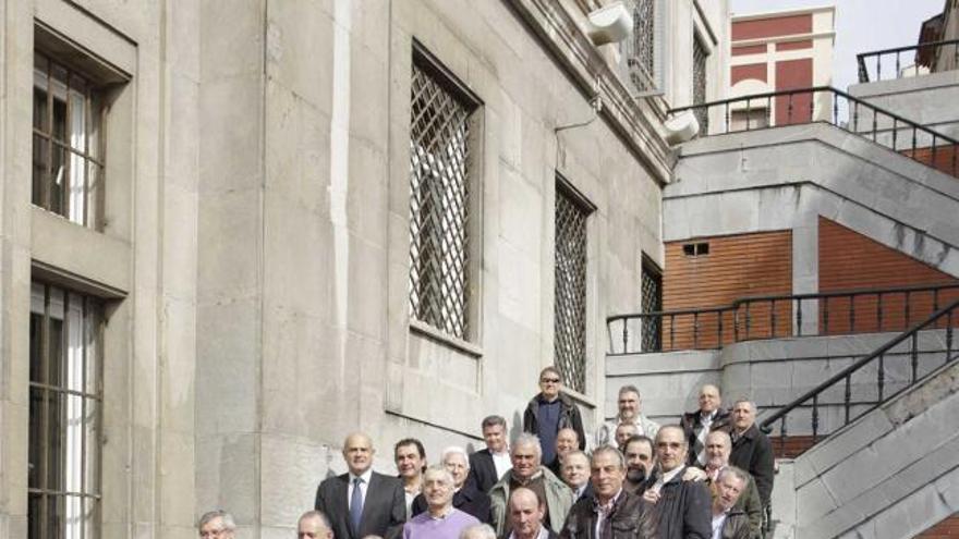 A la izquierda, foto de familia de los asistentes al encuentro de la Hermandad de Marineros de la Comandancia de Gijón. Sobre estas líneas, Cipriano Aramendi, de 90 años, el más veterano.